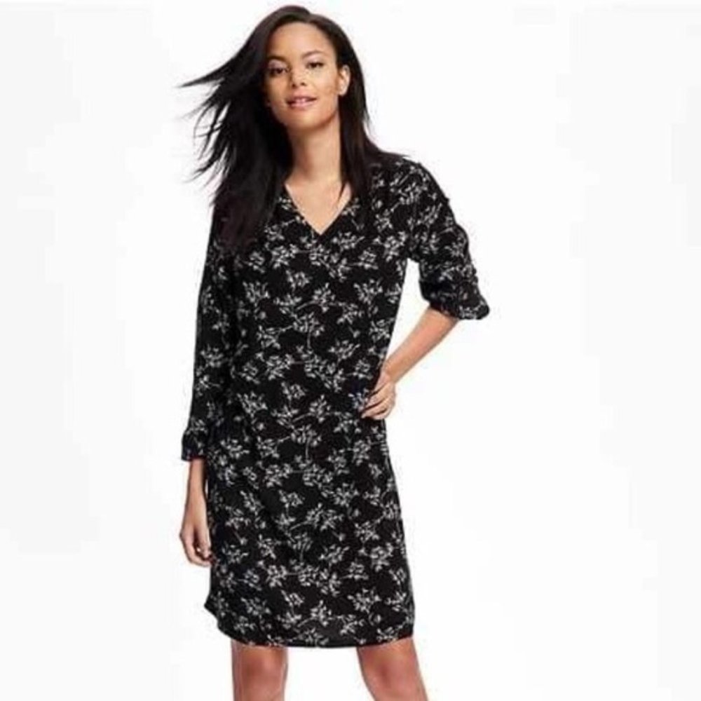 Old Navy V-Neck Black Print Shift Dress - SMALL